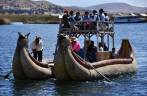 Os Uros levam turistas para passear em barco típico, nas Islas flotantes do lago Titicaca, perto de Puno, no Peru